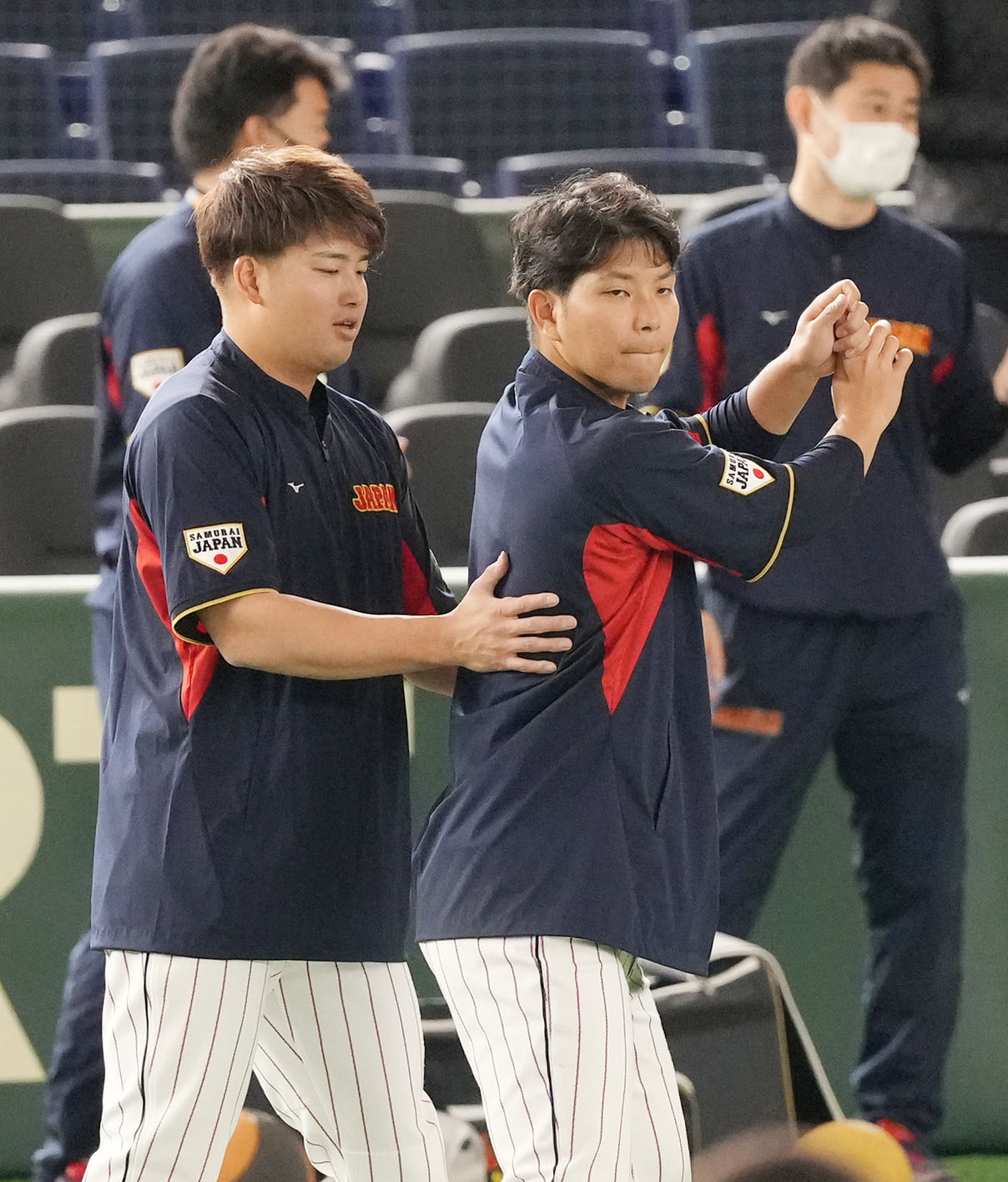 全体練習で大城（右）と打撃について話をする村上（撮影・狩俣裕三）