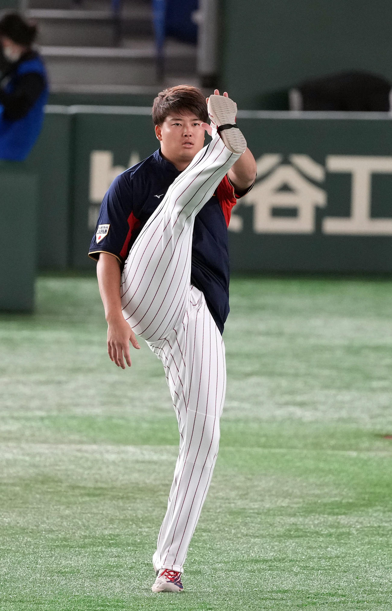 全体練習でウオーミングアップをする村上（撮影・狩俣裕三）