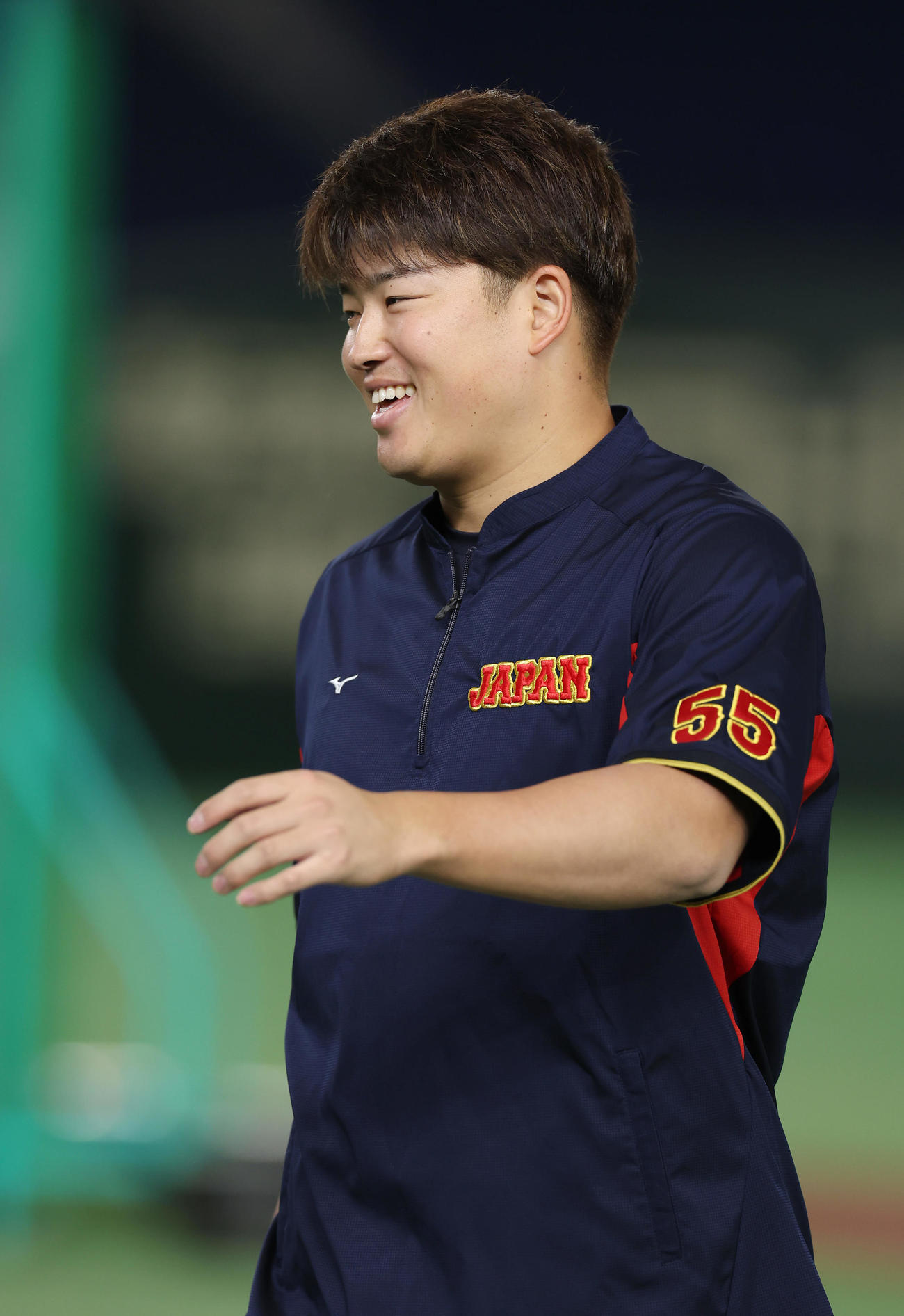 ウオーミングアップで笑顔を見せる村上（撮影・前田充）