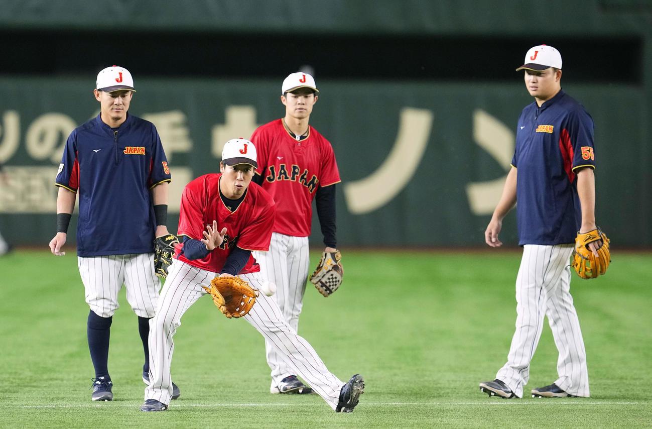 守備練習する山田（手前）。後方左から牧原大、中野、村上（共同）