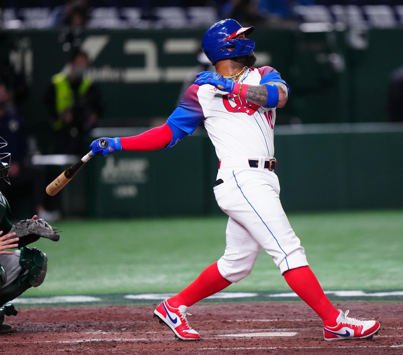 キューバ対オーストラリア　3回裏キューバ無死一塁、フェンス直撃二塁打を放つモンカダ（撮影・江口和貴）