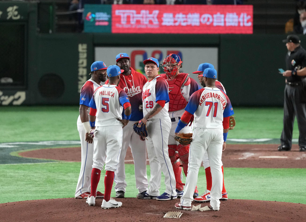 キューバ対オーストラリア　4回表途中、自らピンチを招き、降板するキューバ先発のY・ロドリゲス（中央）（撮影・狩俣裕三）