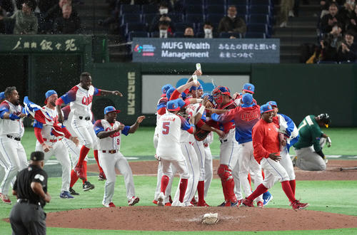 キューバ対オーストラリア　準決勝進出を決め、マウンドに集まり歓喜するキューバの選手たち（撮影・狩俣裕三）
