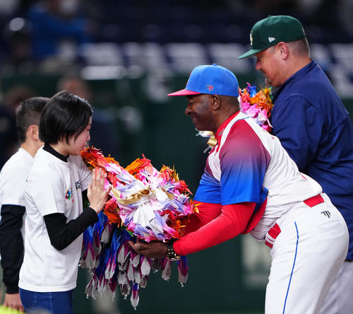 キューバ対オーストラリア　試合前セレモニーで千羽鶴を受け取るキューバ代表のヨンソン監督（手前右）とオーストラリア代表のニルソン監督（撮影・江口和貴）