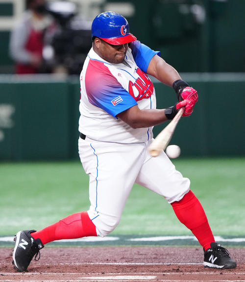 キューバ対オーストラリア　1回裏キューバ2死二塁、投ゴロに倒れるデスパイネ（撮影・江口和貴）