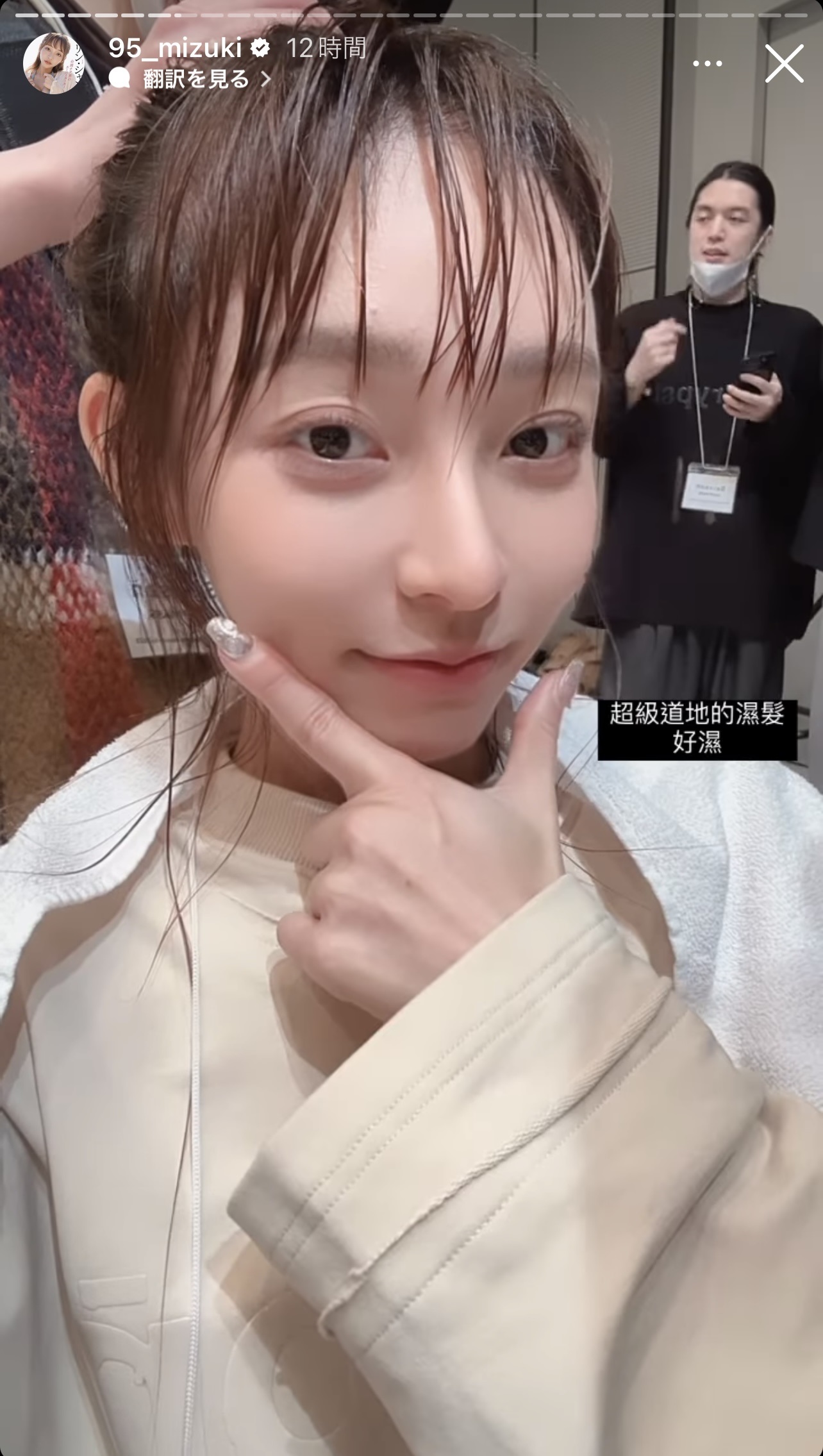 メーク中にポーズをとるリン・シャン（リン・シャンのインスタグラムから）