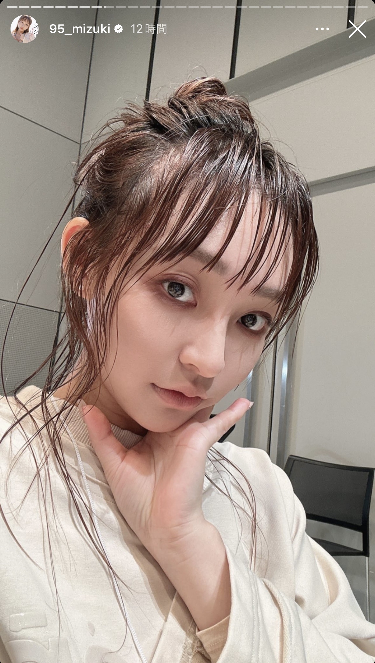 メーク中にポーズをとるリン・シャン（リン・シャンのインスタグラムから）