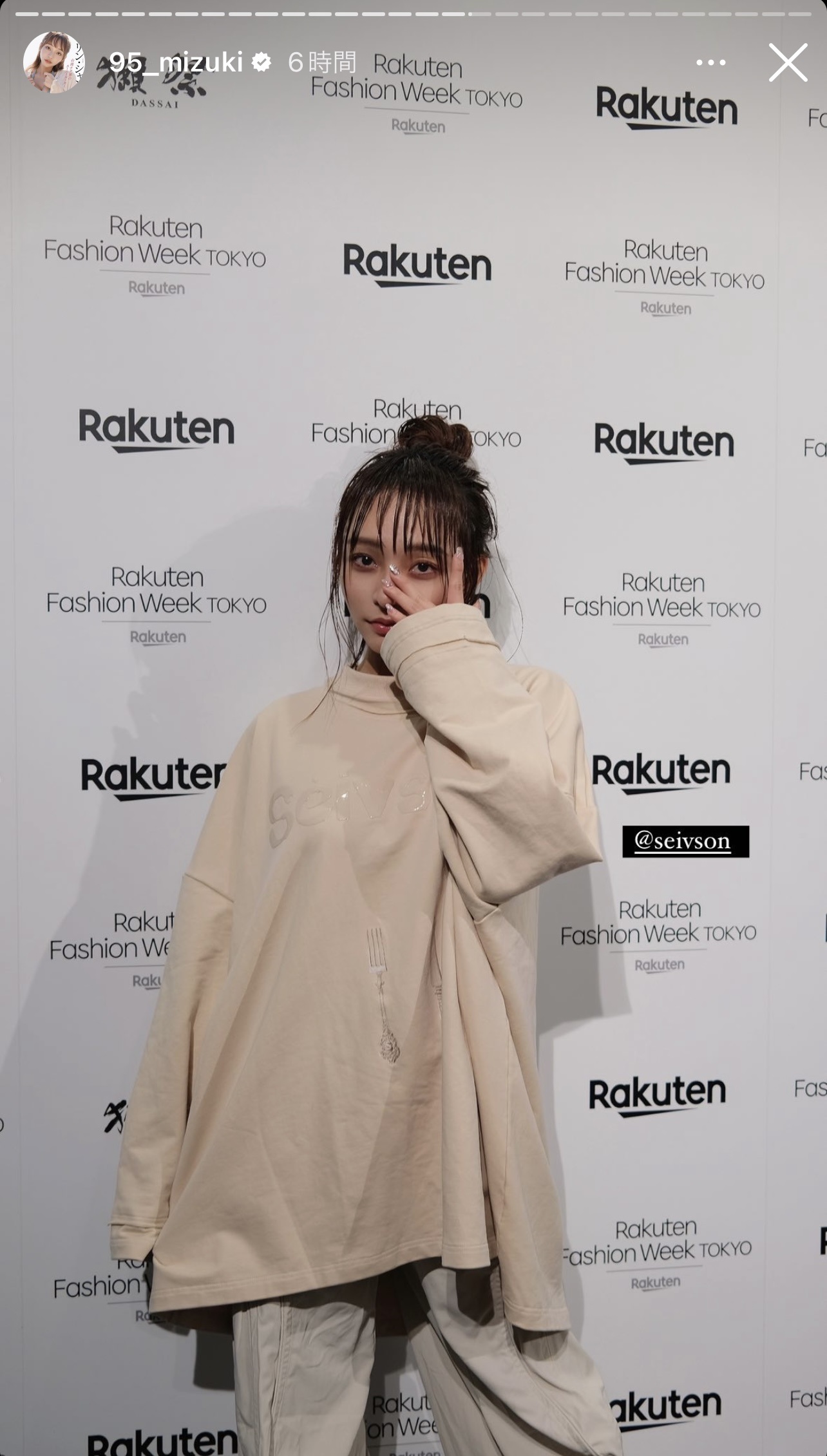シックな装いのリン・シャン（リン・シャンのインスタグラムから）