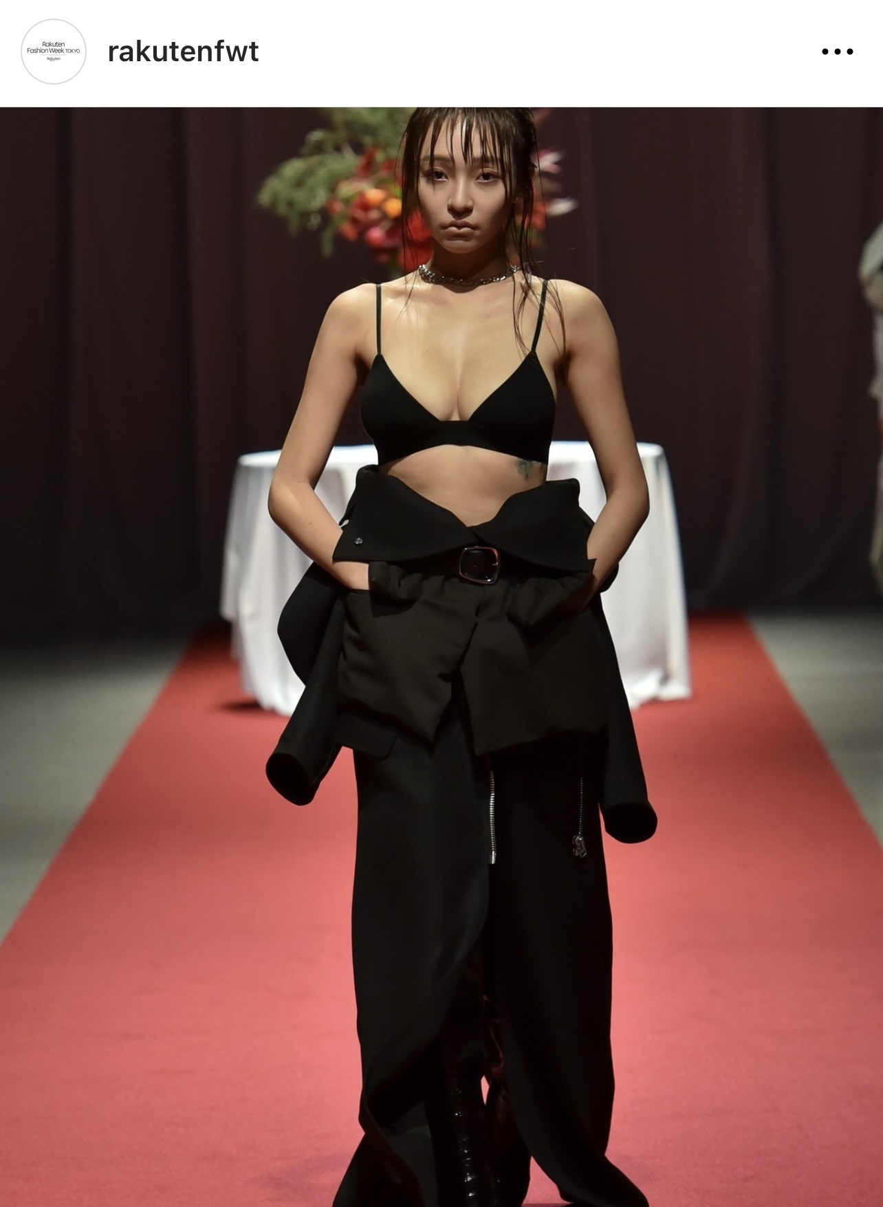 Rakuten Fashion Week TOKYOでランウェイを歩くリン・シャン（Rakuten Fashion Week TOKYOのインスタグラムから）