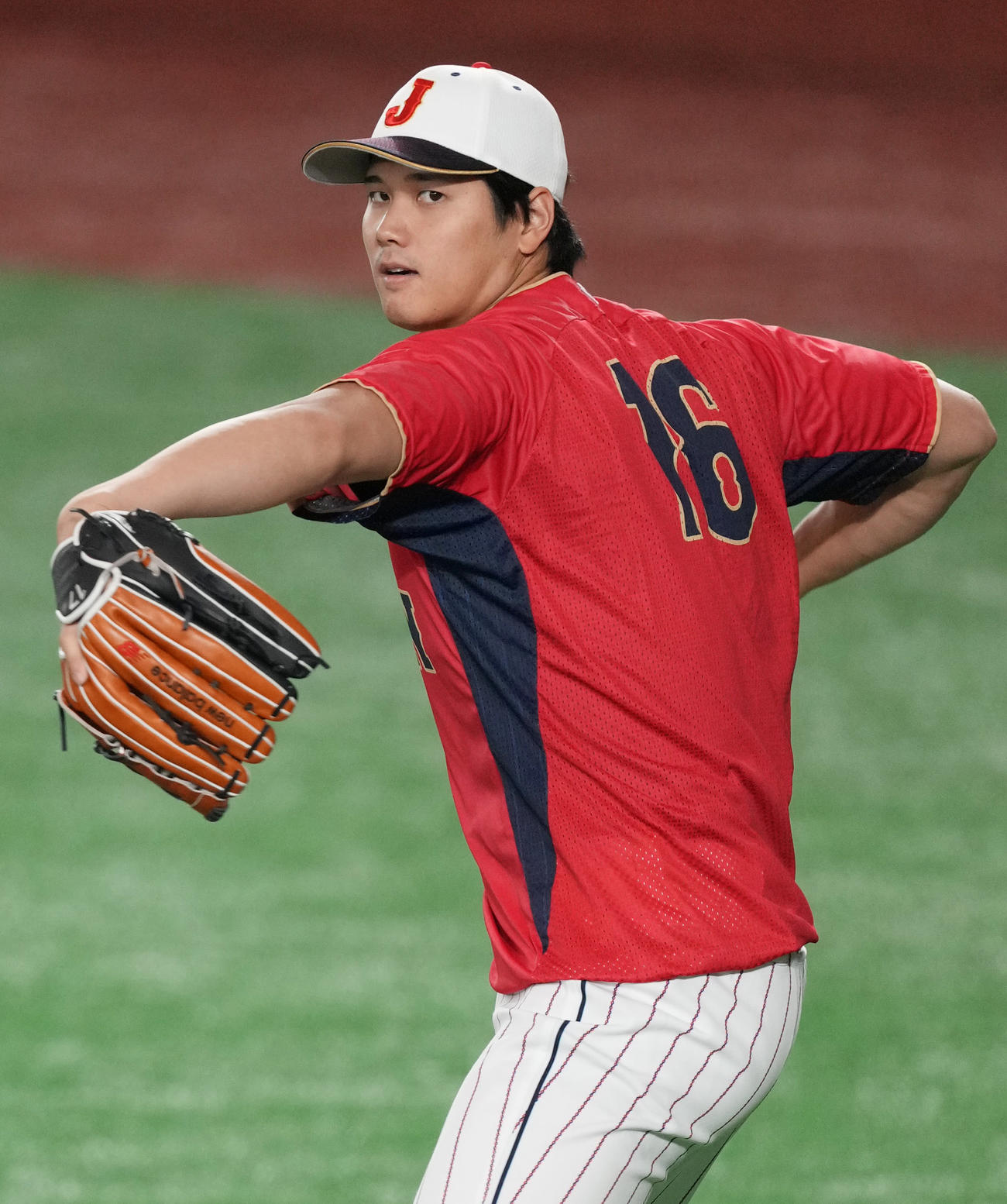 東京ドームでの全体練習でキャッチボールをする大谷（撮影・狩俣裕三）