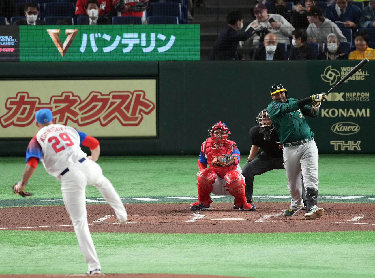 キューバ対オーストラリア　2回表オーストラリア無死、二塁打を放つジョージ。投手Y・ロドリゲス（撮影・狩俣裕三）