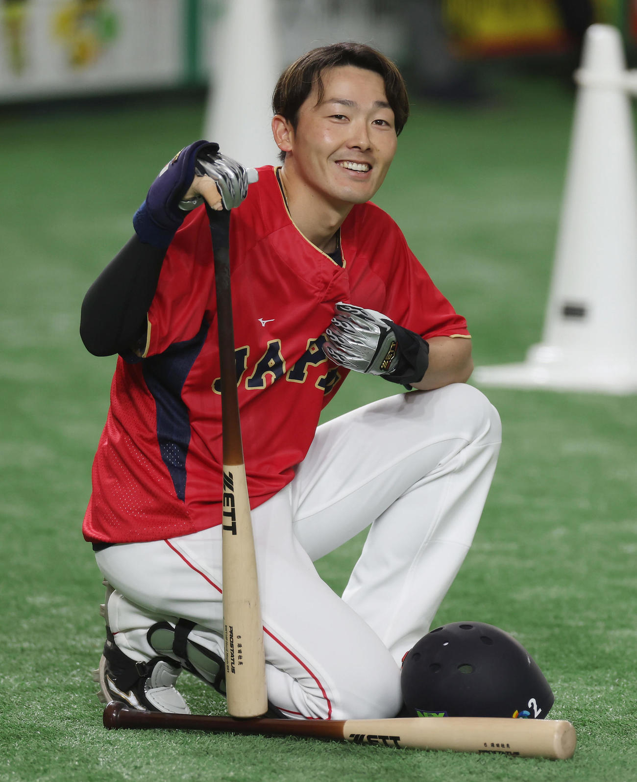 バットを手に笑顔を見せる源田（撮影・前田充）