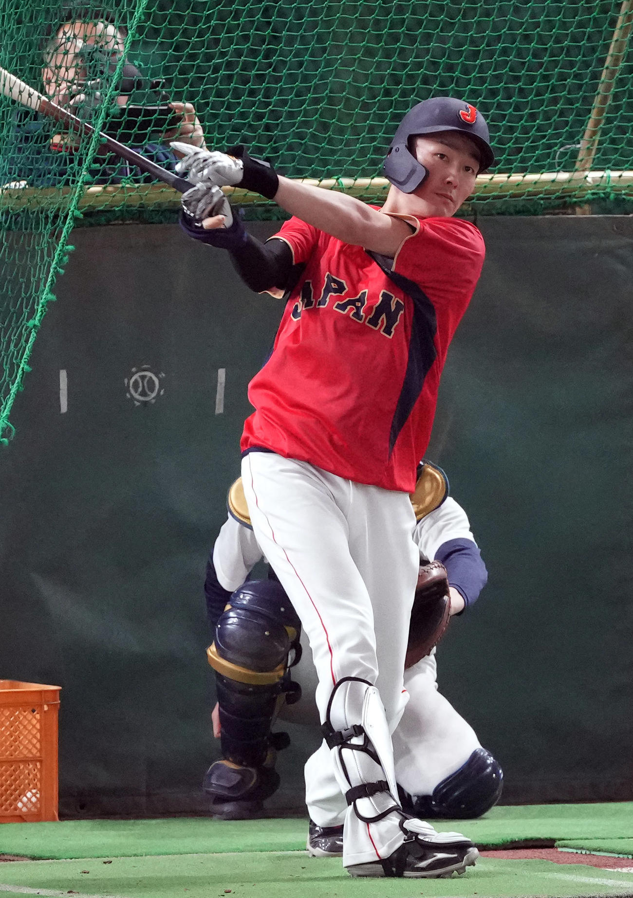右手の骨折した小指だけが空いた手袋でフリー打撃を行った源田（撮影・狩俣裕三）