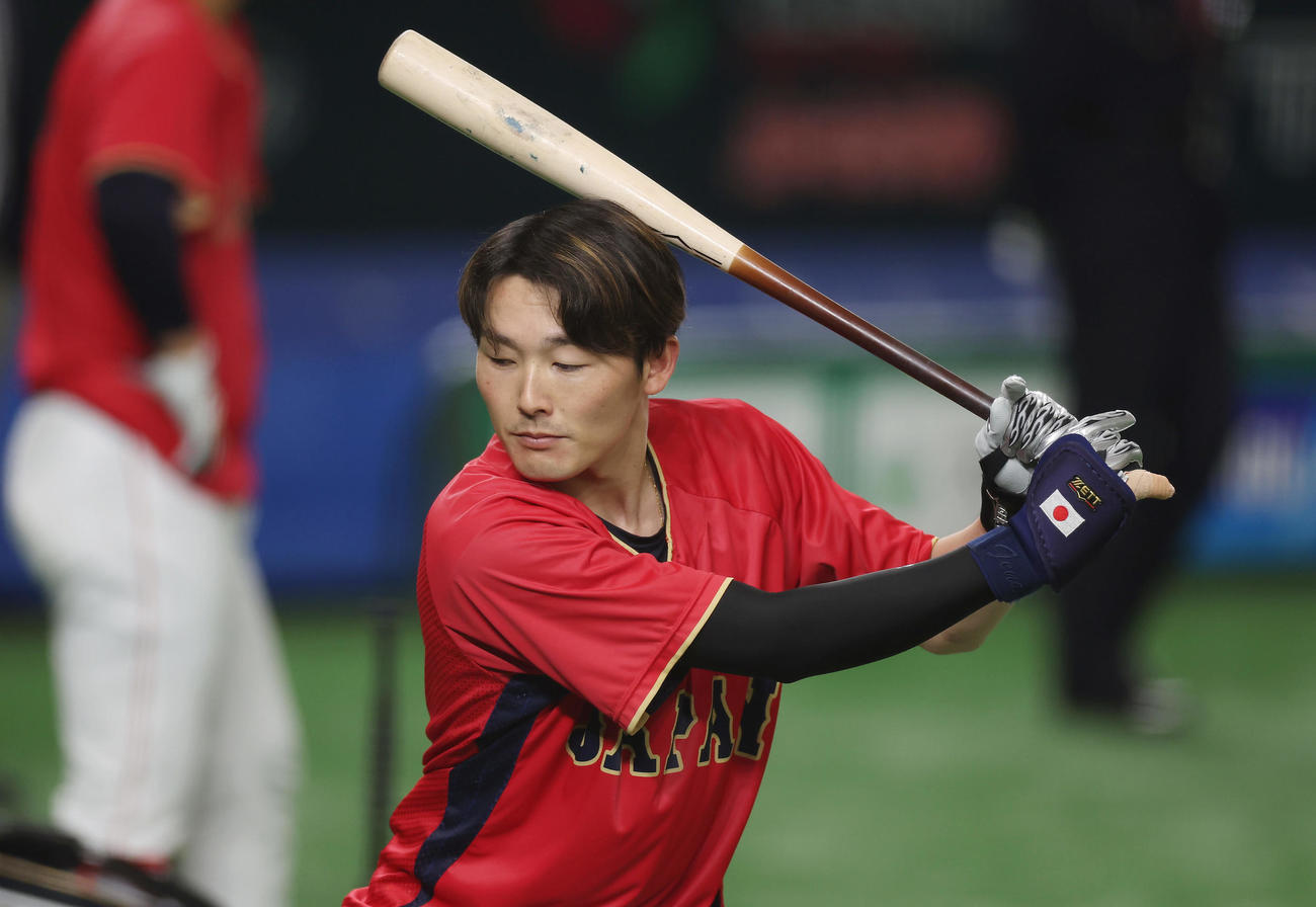 ティー打撃を行う源田（撮影・前田充）