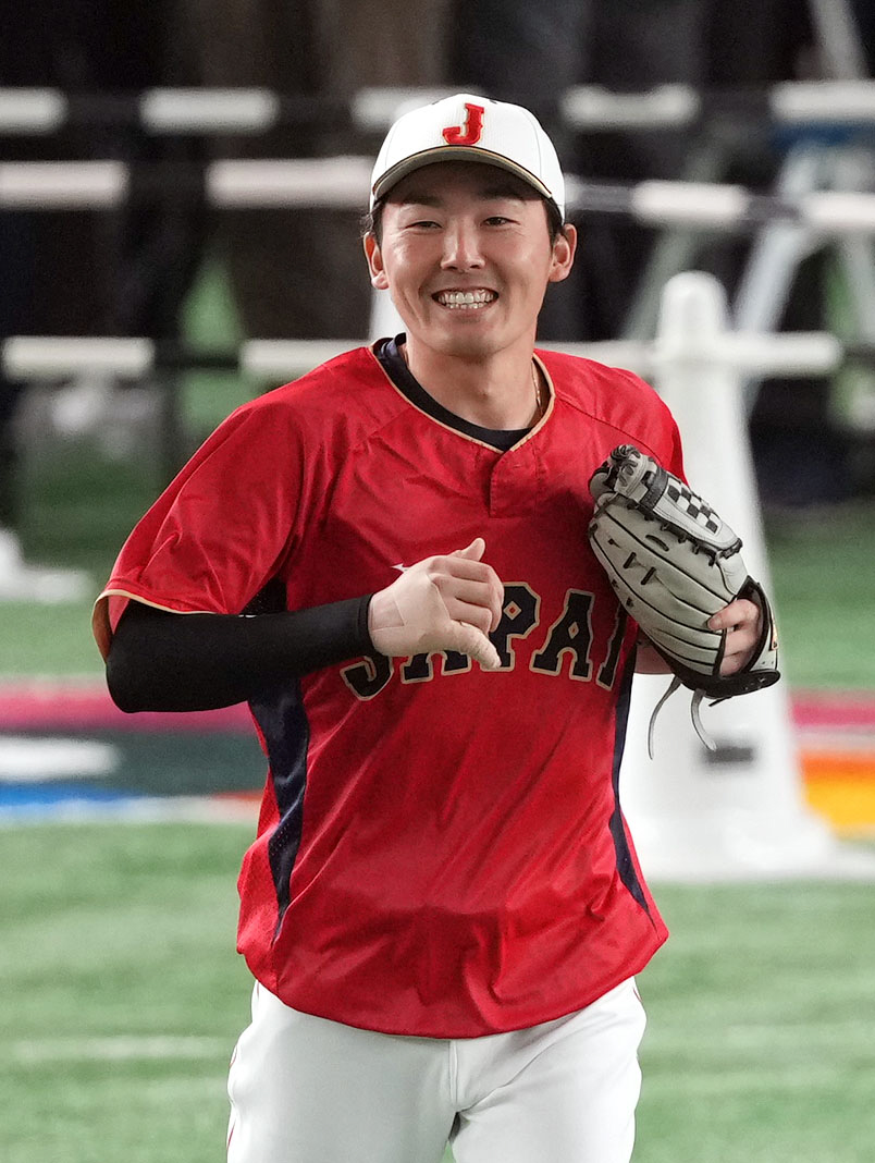 公式練習で笑顔を見せる源田（撮影・狩俣裕三）