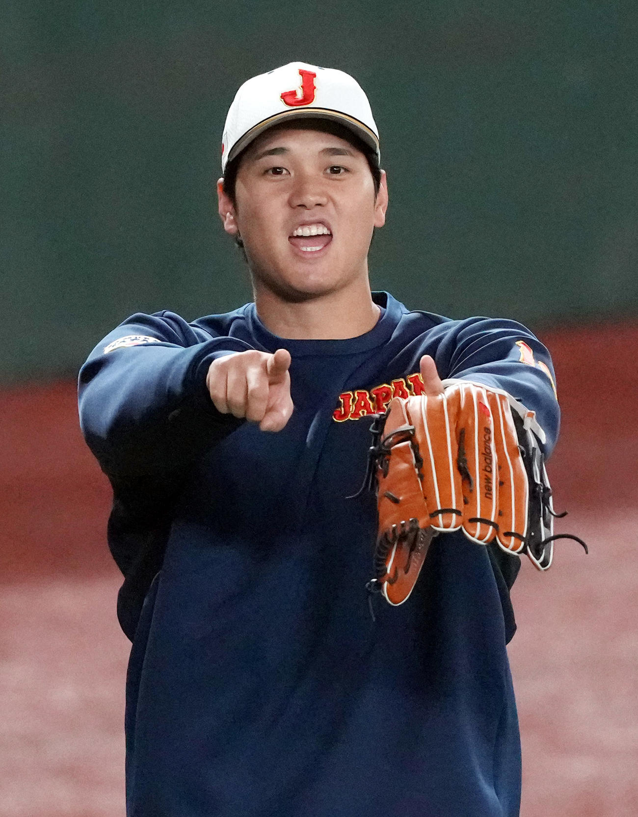 公式練習でポーズを決め、笑顔を見せる大谷（撮影・狩俣裕三）