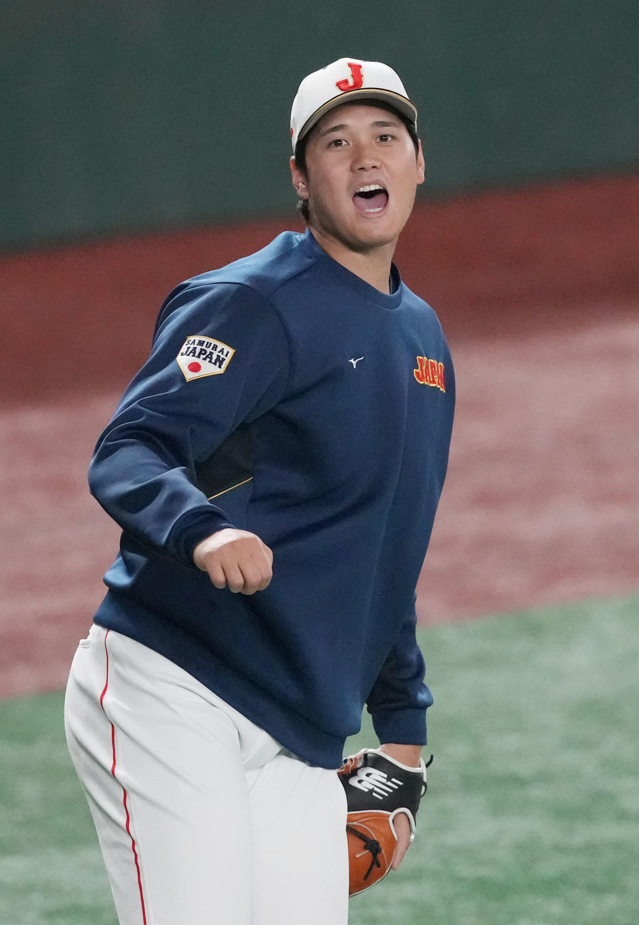 公式練習でのキャッチボールで高めに投げてしまい大声をあげる大谷（撮影・狩俣裕三）