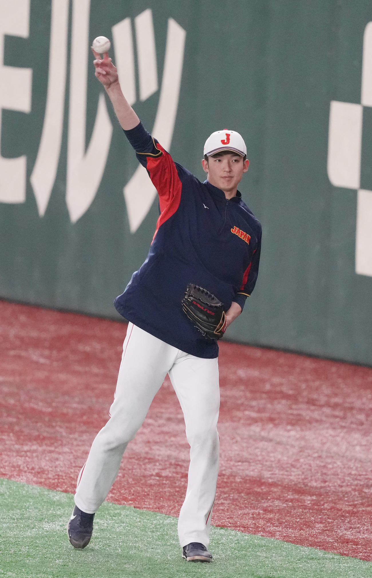 チームに合流し、キャッチボールをする山崎（撮影・狩俣裕三）