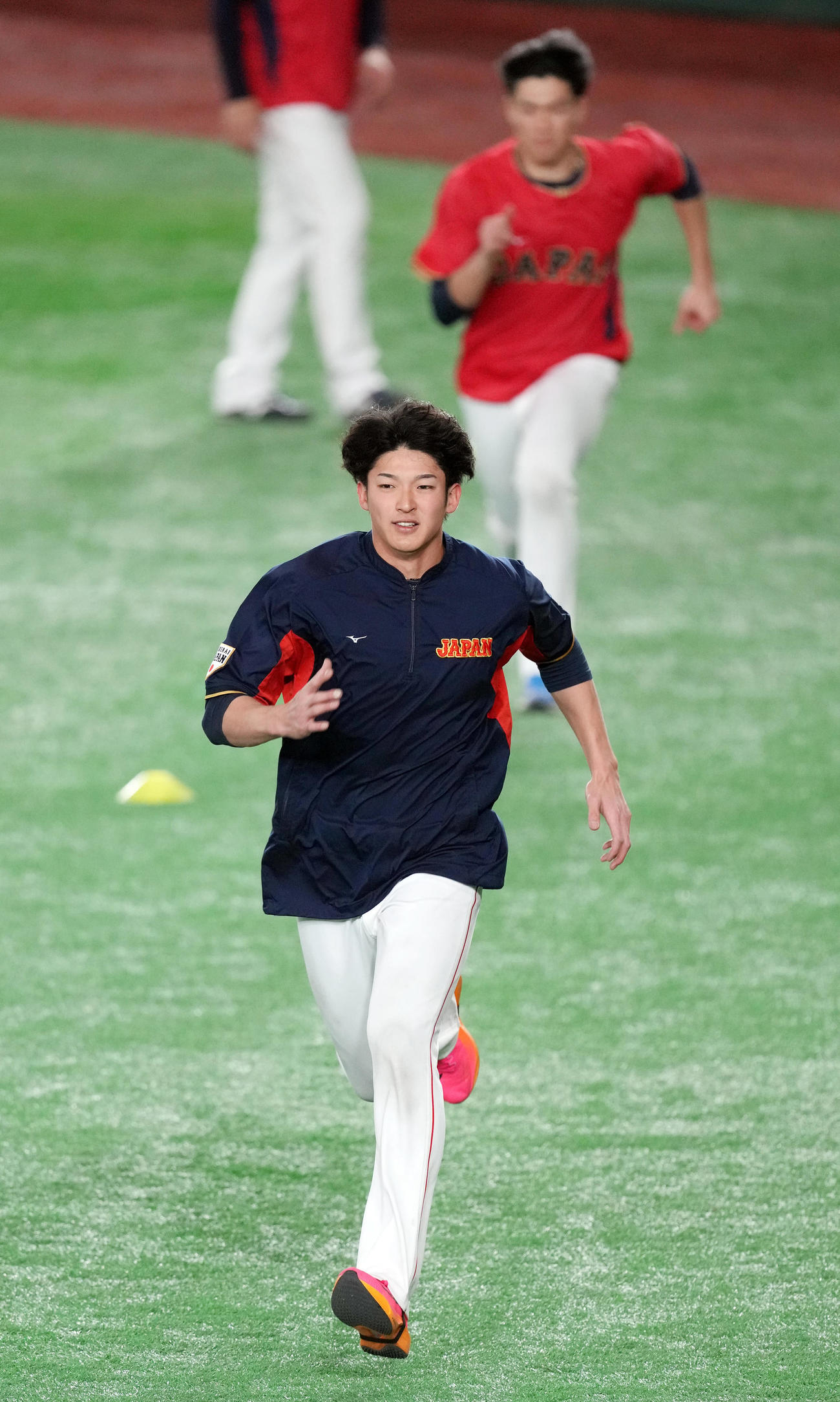 チームに合流し、勢いよくダッシュをする山崎（撮影・狩俣裕三）