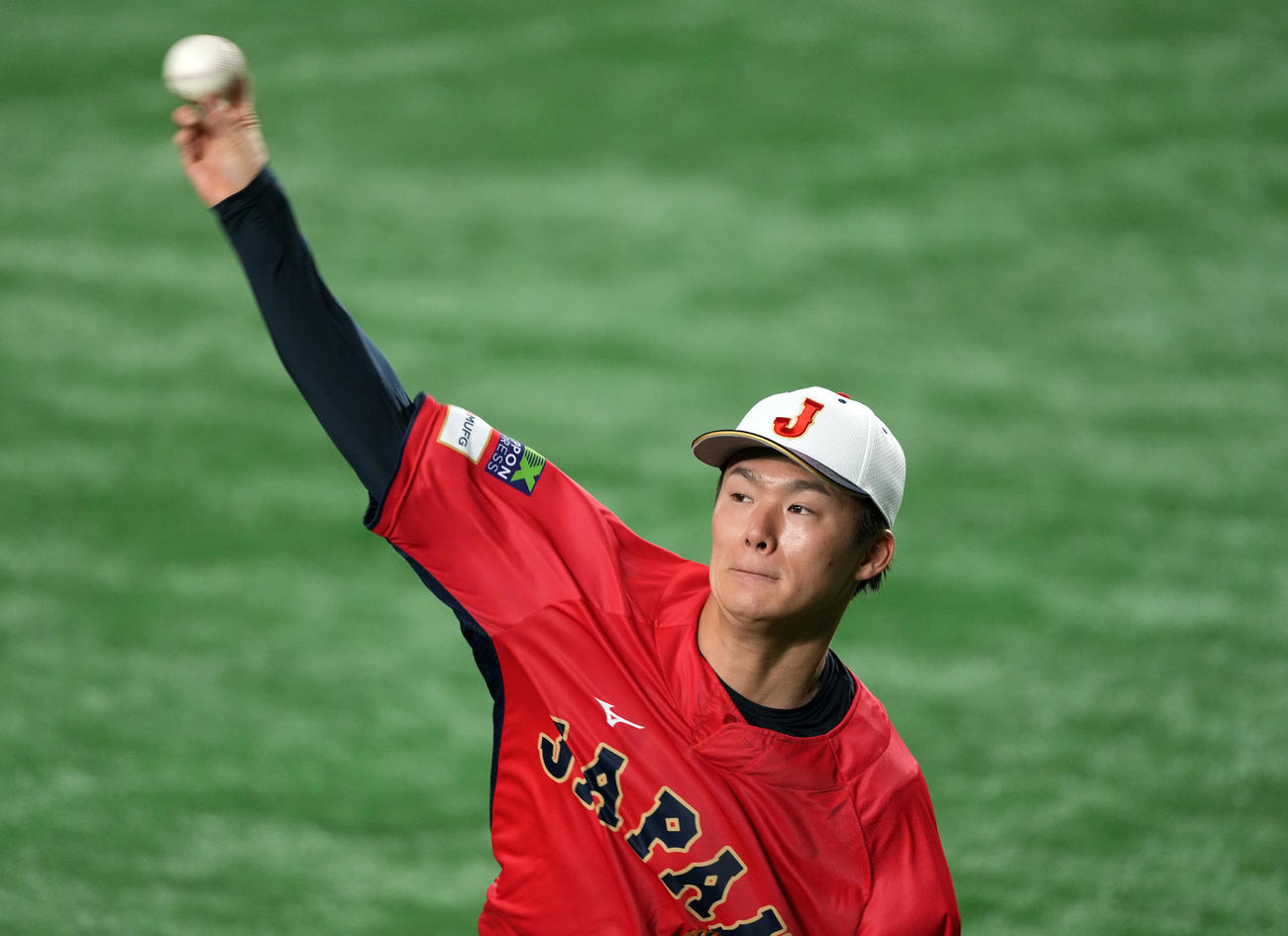 公式練習でキャッチボールをする山本（撮影・狩俣裕三）