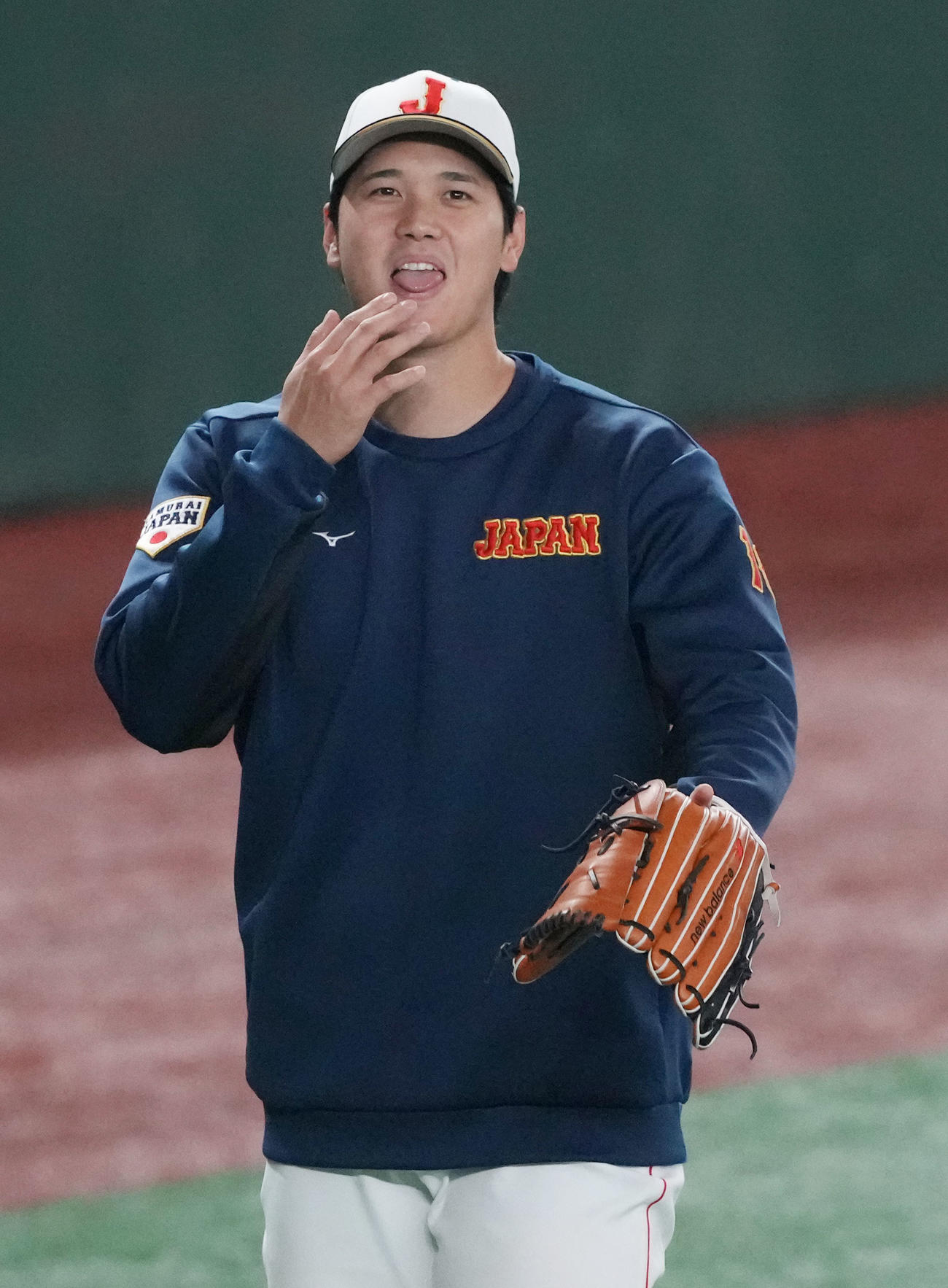 公式練習でのキャッチボールで笑顔を見せる大谷（撮影・狩俣裕三）