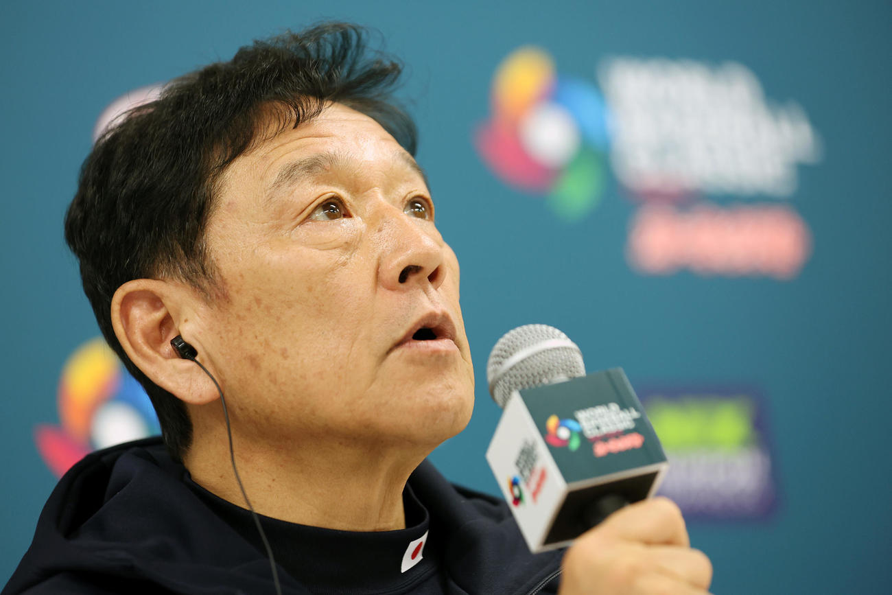 14日、会見に臨む侍ジャパン栗山監督（撮影・前田充）