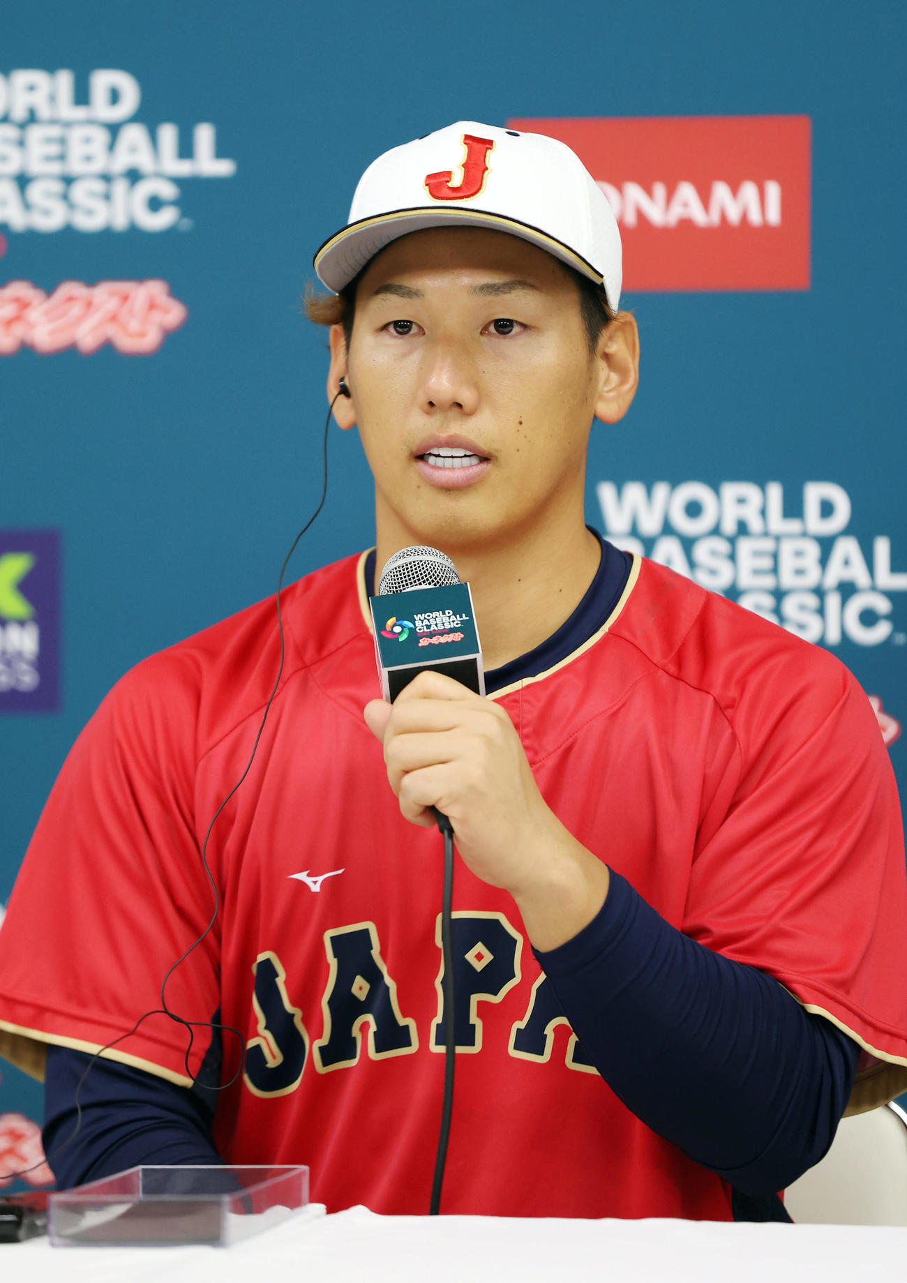 会見に臨む吉田正尚（撮影・前田充）