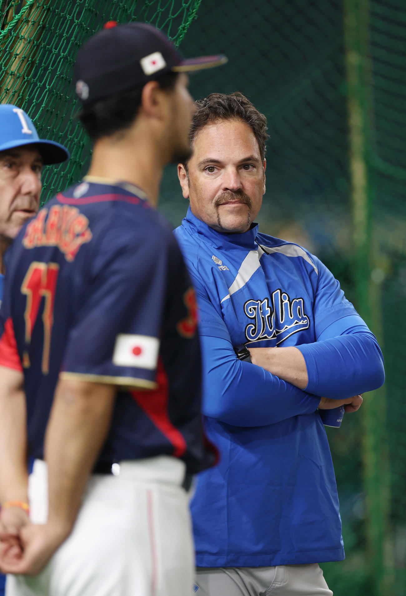 ダルビッシュ（手前）と言葉を交わすイタリアのピアザ監督（撮影・前田充）