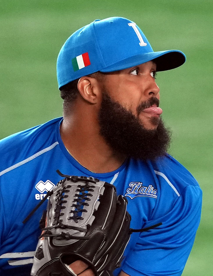 公式練習でキャッチボールをするイタリア代表の選手（撮影・狩俣裕三）