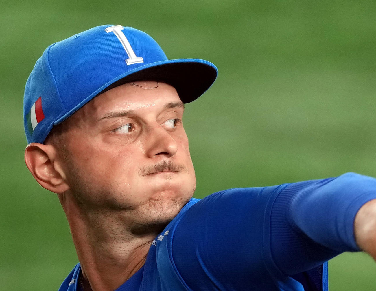 公式練習でキャッチボールをするイタリア代表の選手（撮影・狩俣裕三）