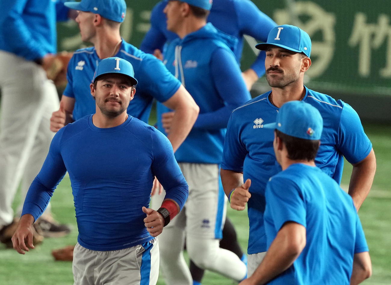公式練習でリラックスムードのDa・フレッチャー（左）らイタリアだ表の選手たち（撮影・狩俣裕三）