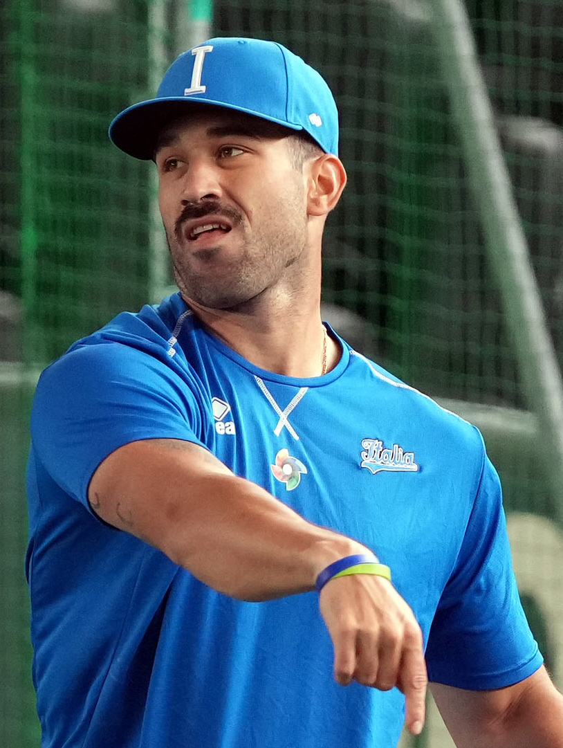 公式練習でキャッチボールをするイタリア代表の選手（撮影・狩俣裕三）