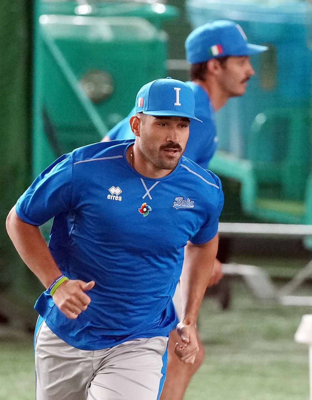 公式練習で走塁先練習をするイタリア代表の選手（撮影・狩俣裕三）