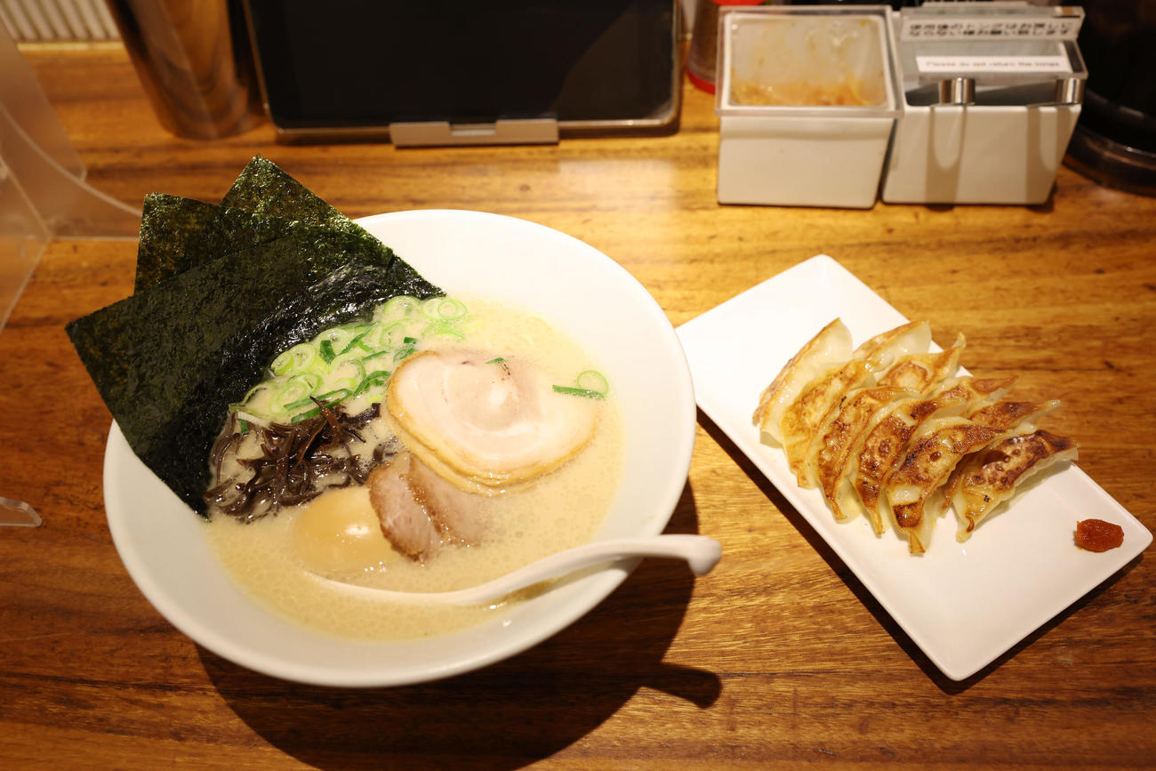 一風堂のラーメンと「博多ひとくち餃子」（撮影・前田充）