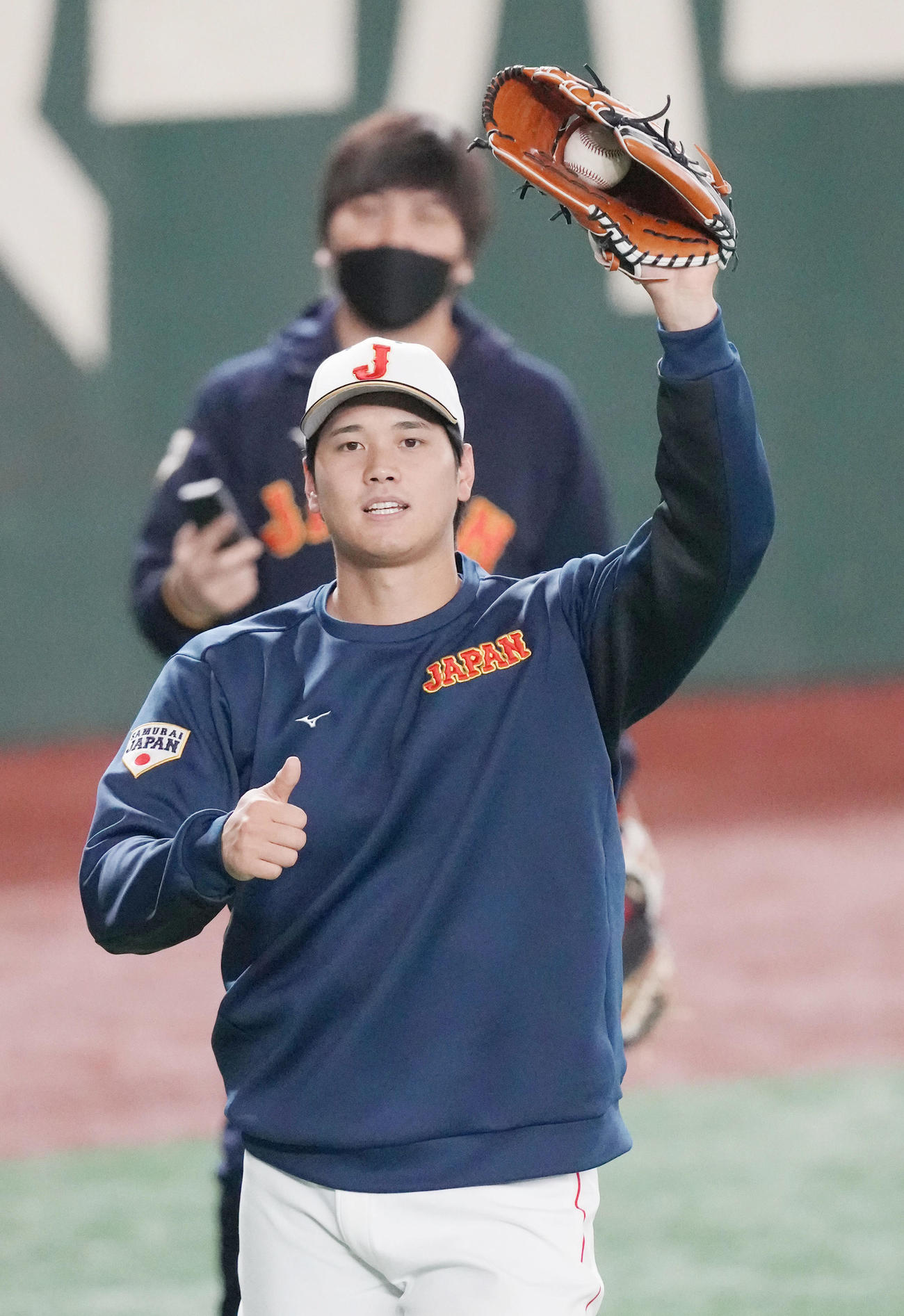 公式練習でのキャッチボールを終え、サムズアップをする大谷（撮影・狩俣裕三）
