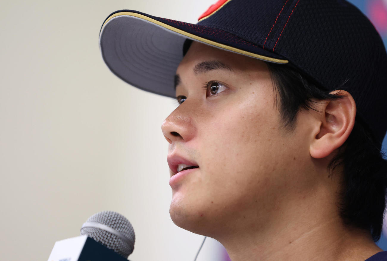 会見に臨む大谷（撮影・前田充）
