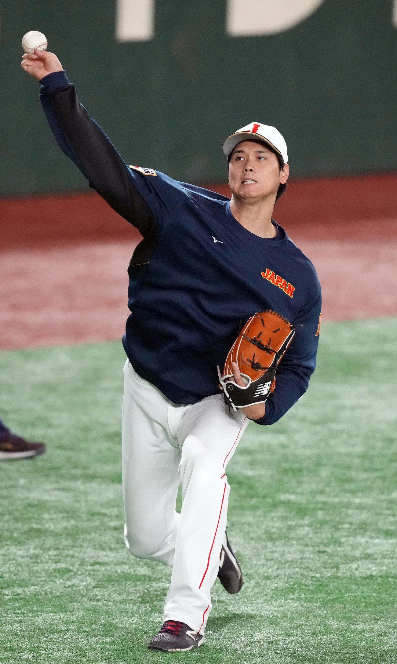 公式練習で力強くキャッチボールをする大谷（撮影・狩俣裕三）