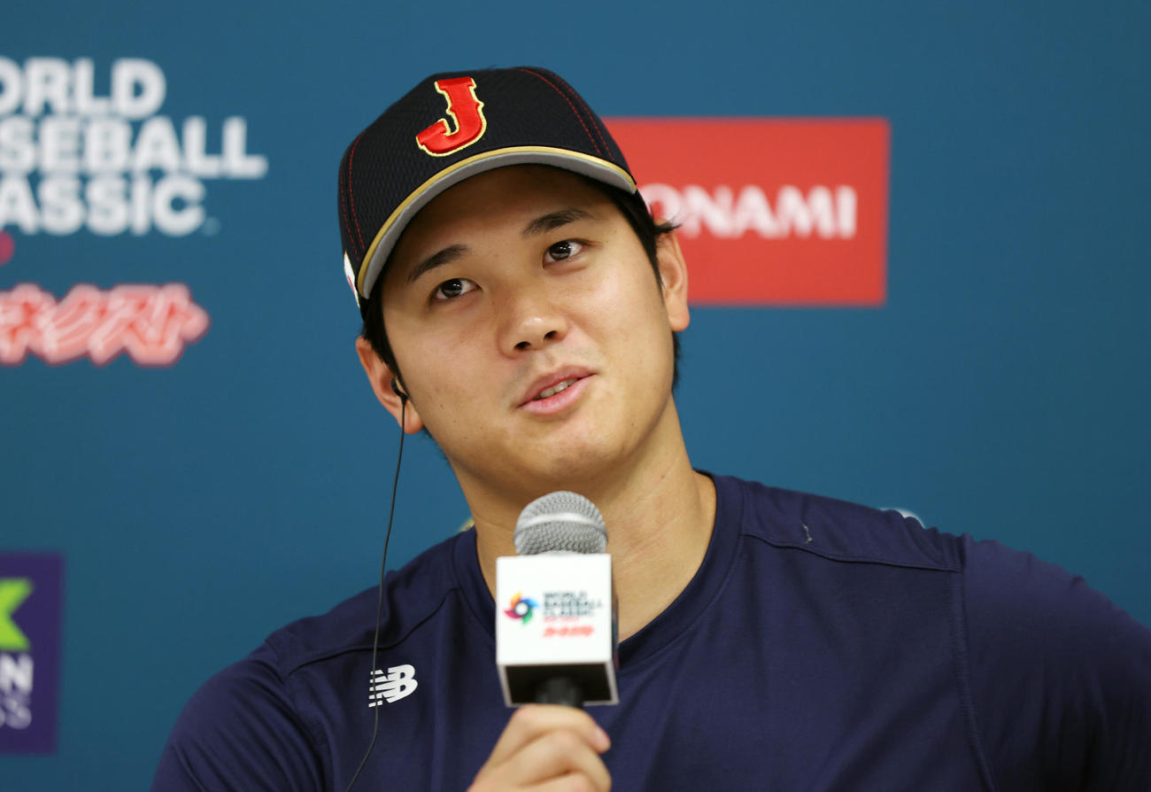 会見に臨む大谷（撮影・前田充）