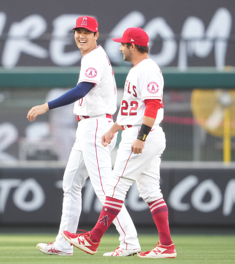 エンゼルス大谷翔平、右はデービッド・フレッチャー（2022年4月11日）
