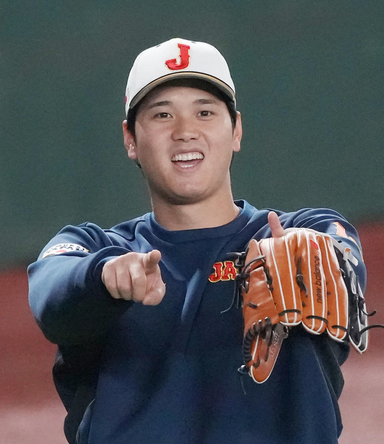公式練習でポーズを決め、笑顔を見せる大谷（撮影・狩俣裕三）