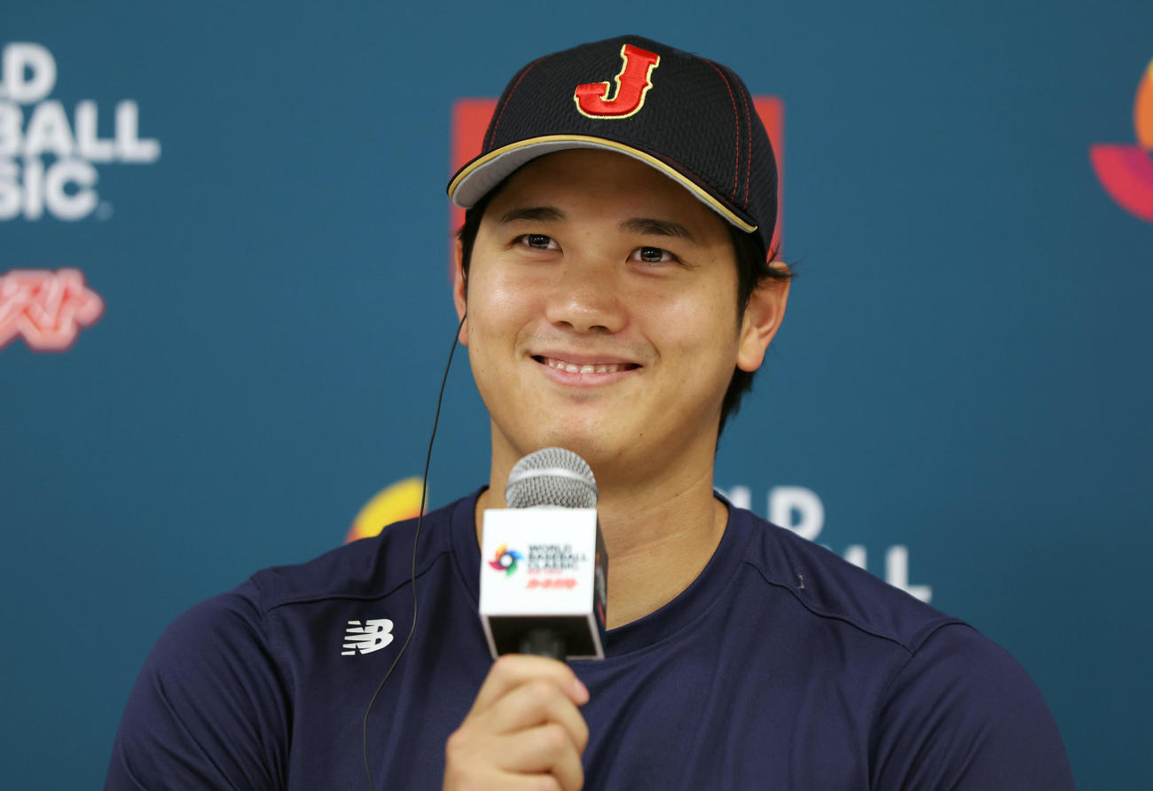 会見に臨み笑顔を見せる大谷（撮影・前田充）