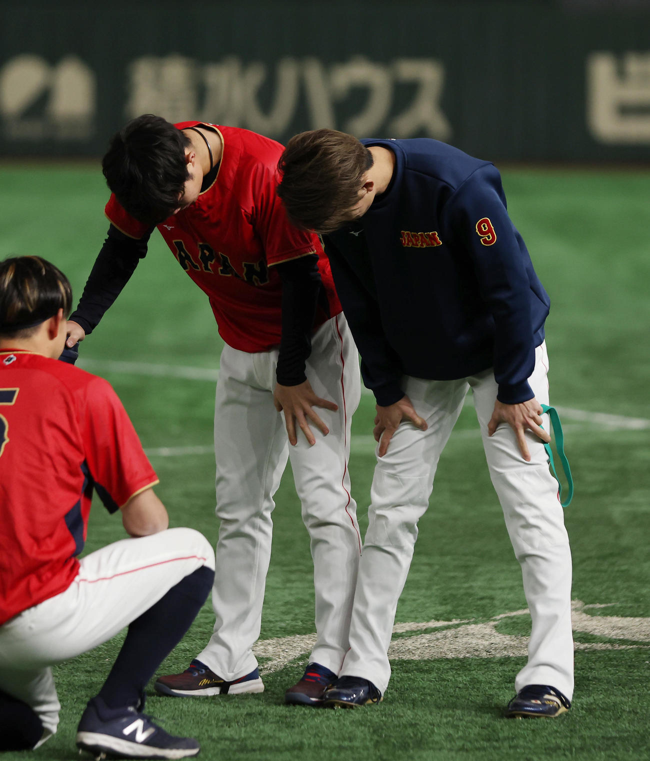 脚を比べる中野（左）と周東（撮影・前田充）