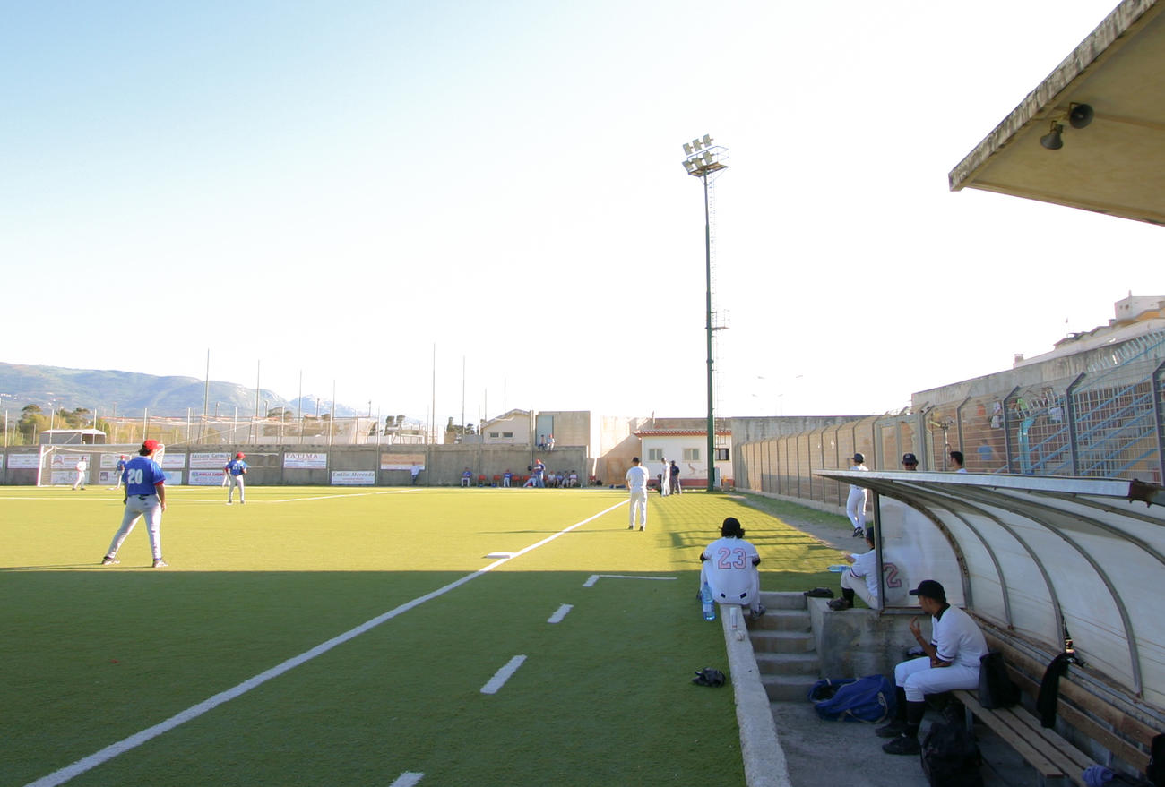 04～06年当時、イタリア・シチリア島のメッシーナのサッカー場で行われた試合風景（八木虎造さん提供）