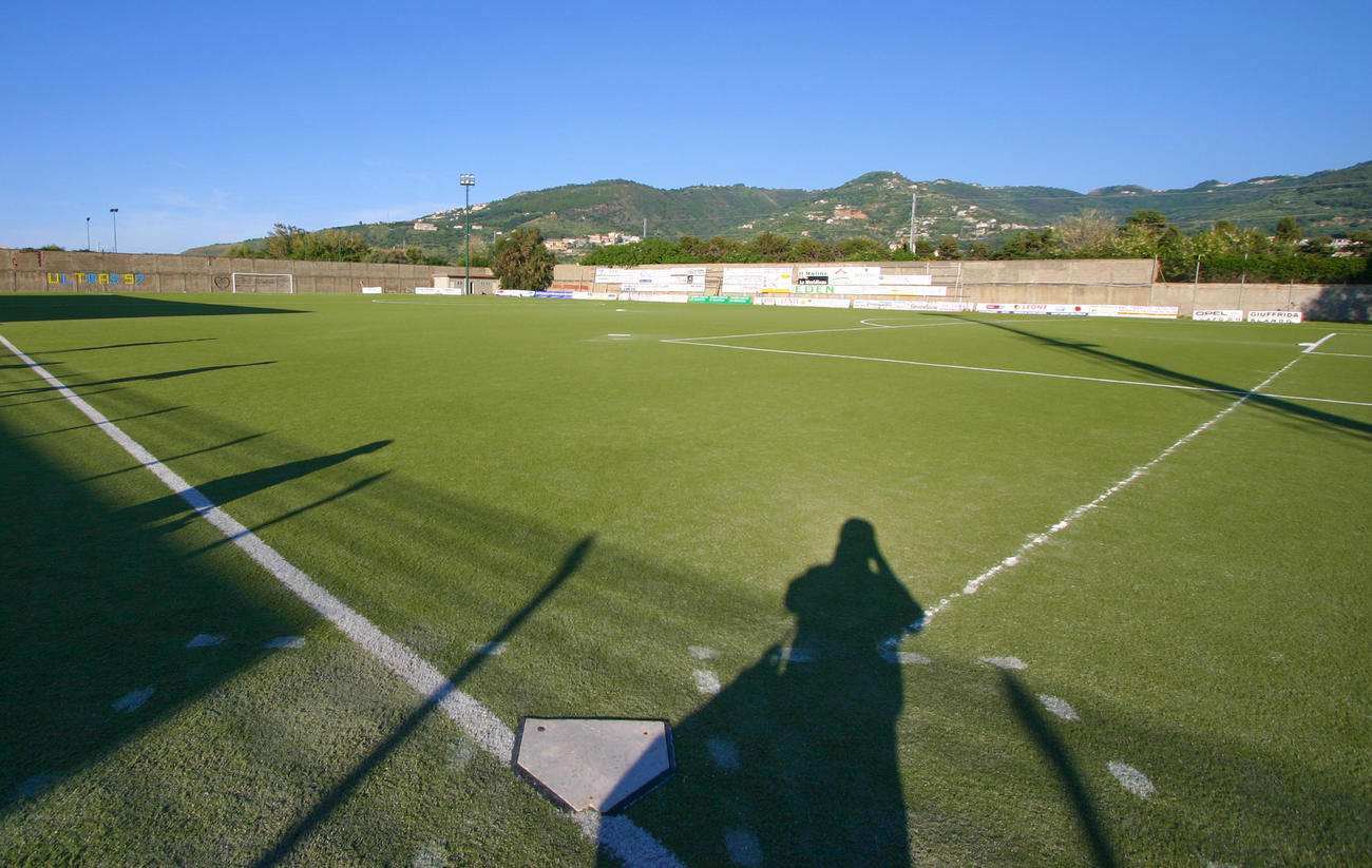 04～06年当時、イタリア・シチリア島のメッシーナのサッカー場で行われた試合風景。サッカー場のコーナー部分にホームベースがある（八木虎造さん提供）