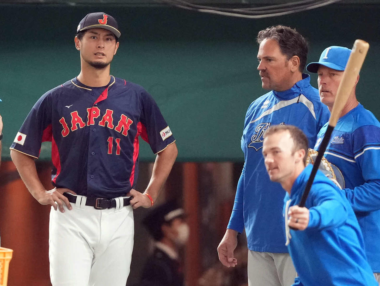 イタリア代表の公式練習でピアザ監督（後方右）と談笑するダルビッシュ（左）（撮影・狩俣裕三）