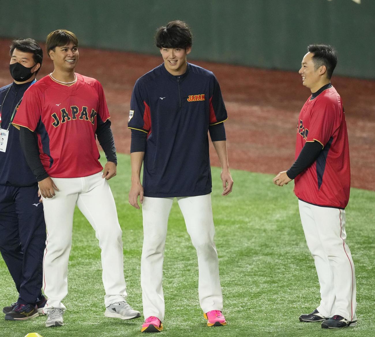練習に合流し、宇田川（左）、松井裕（右）と話をする山崎颯（共同）