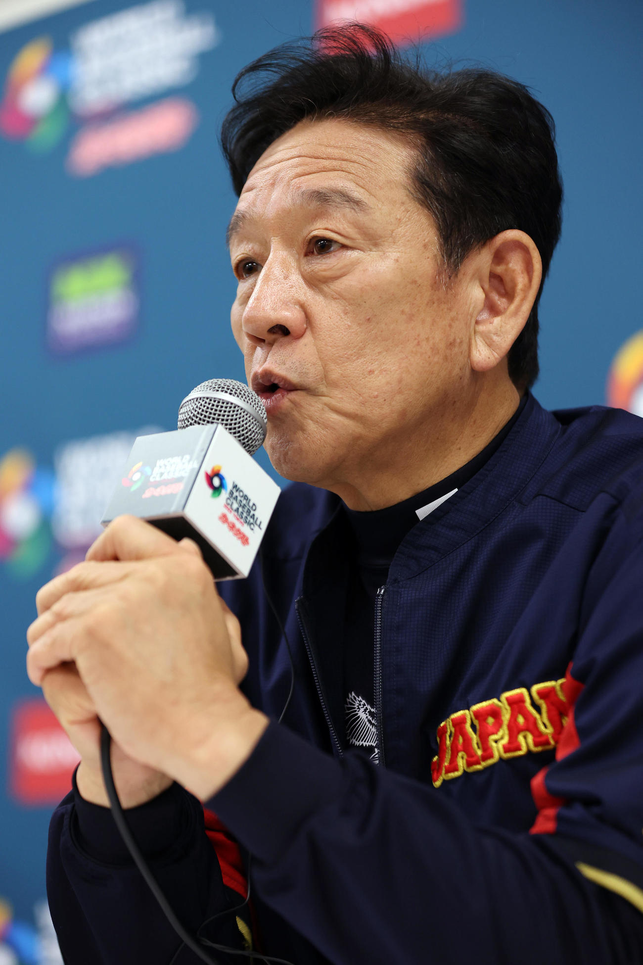 会見に臨む栗山監督（撮影・前田充）