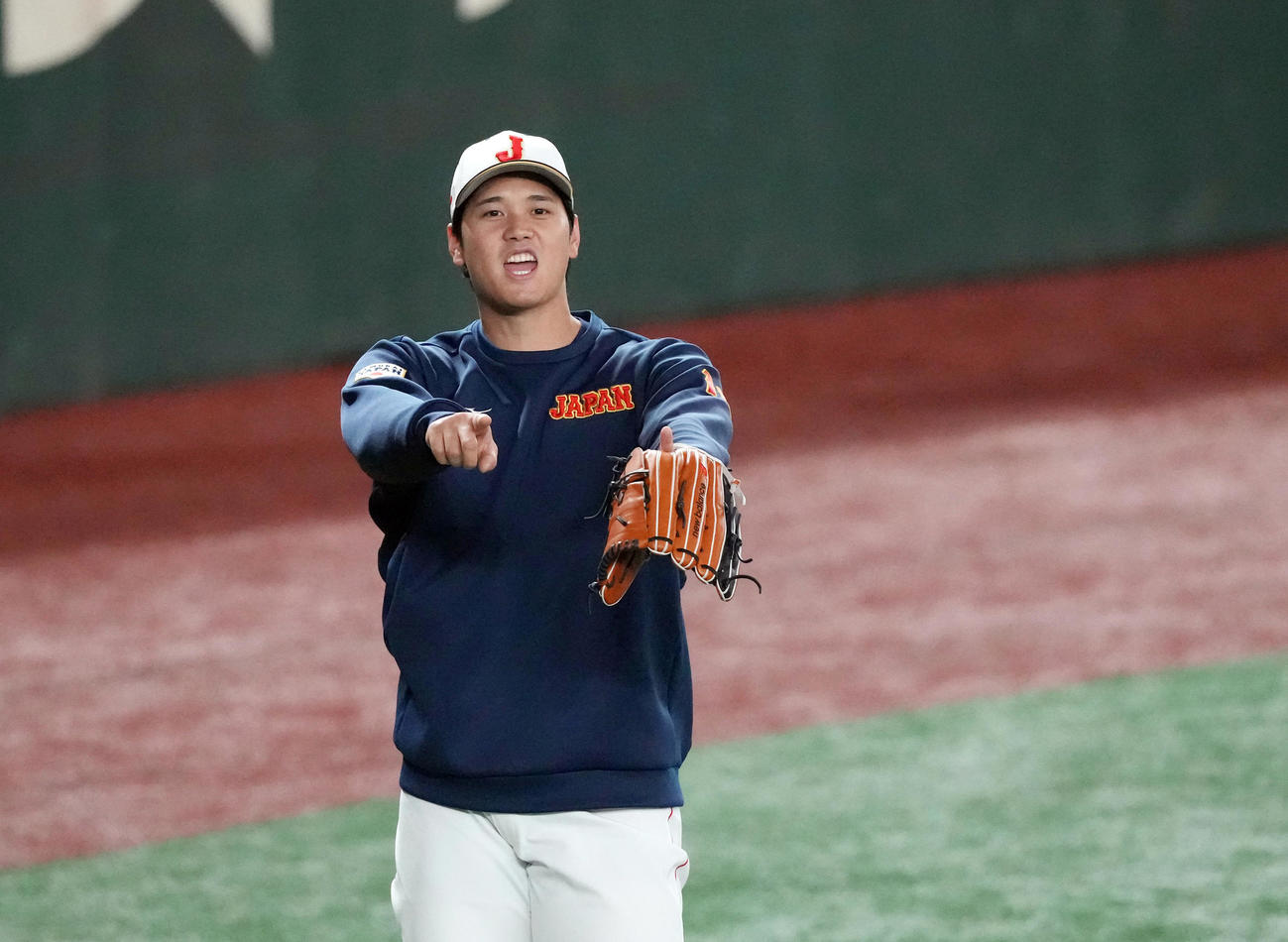 公式練習でポーズを決め、笑顔を見せる大谷（撮影・狩俣裕三）