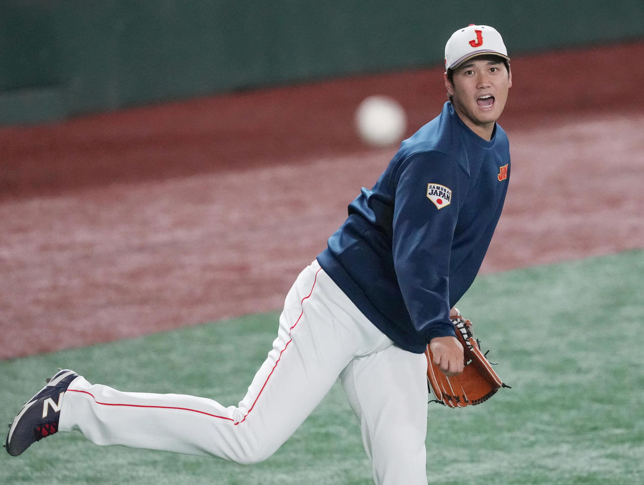公式練習でのキャッチボールで高めに投げてしまい大声をあげる大谷（撮影・狩俣裕三）
