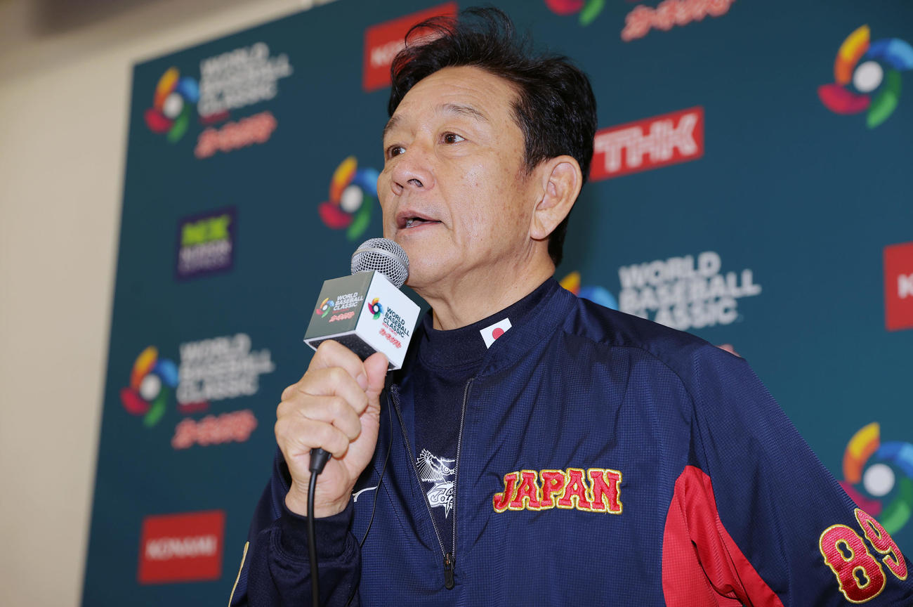 会見に臨む栗山監督（撮影・前田充）